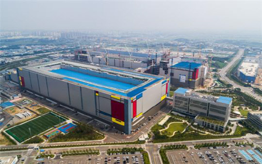 삼성전자는 2015년 5월 평택단지 조성을 시작해 2017년 7월 본격적으로 V-NAND를 양산을 시작했다.  <삼성전자 제공>